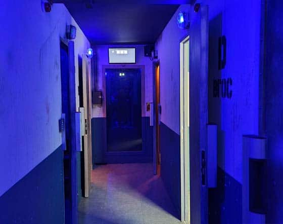 http://Couloir%20de%20la%20prison%20de%20Blue%20Castle%20illuminé%20en%20bleu