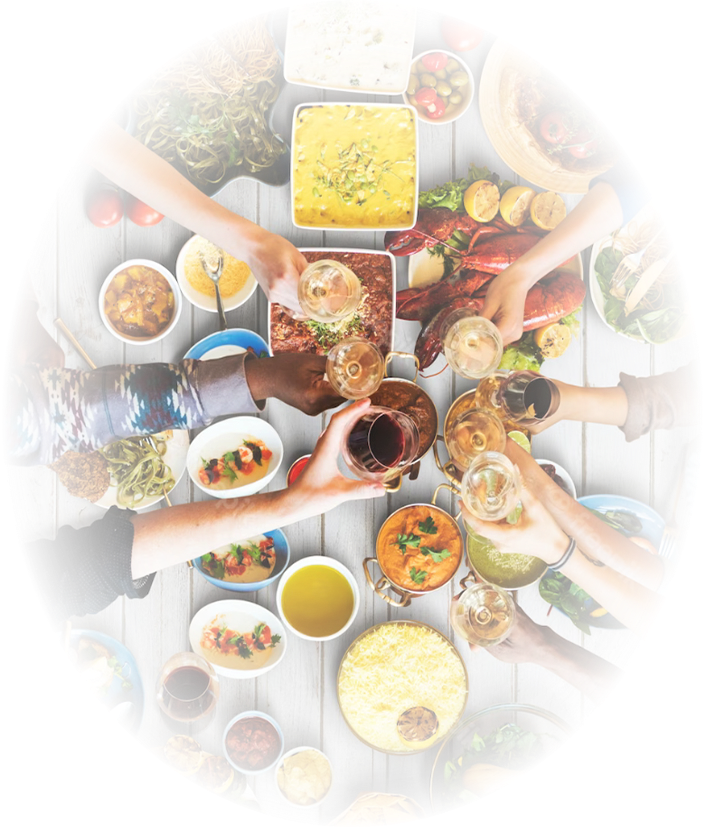 teambuilding-nodietclub diner avec pleins de repas et des personnes trinquant ensemble