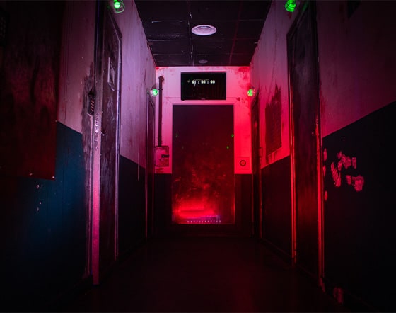 http://Le%20couloir%20de%20la%20prison%20de%20Blue%20Castle.%20Il%20y%20a%20une%20porte%20au%20fond%20ainsi%20que%202%20sur%20le%20mur%20de%20droite%20et%20le%20mur%20de%20gauche.